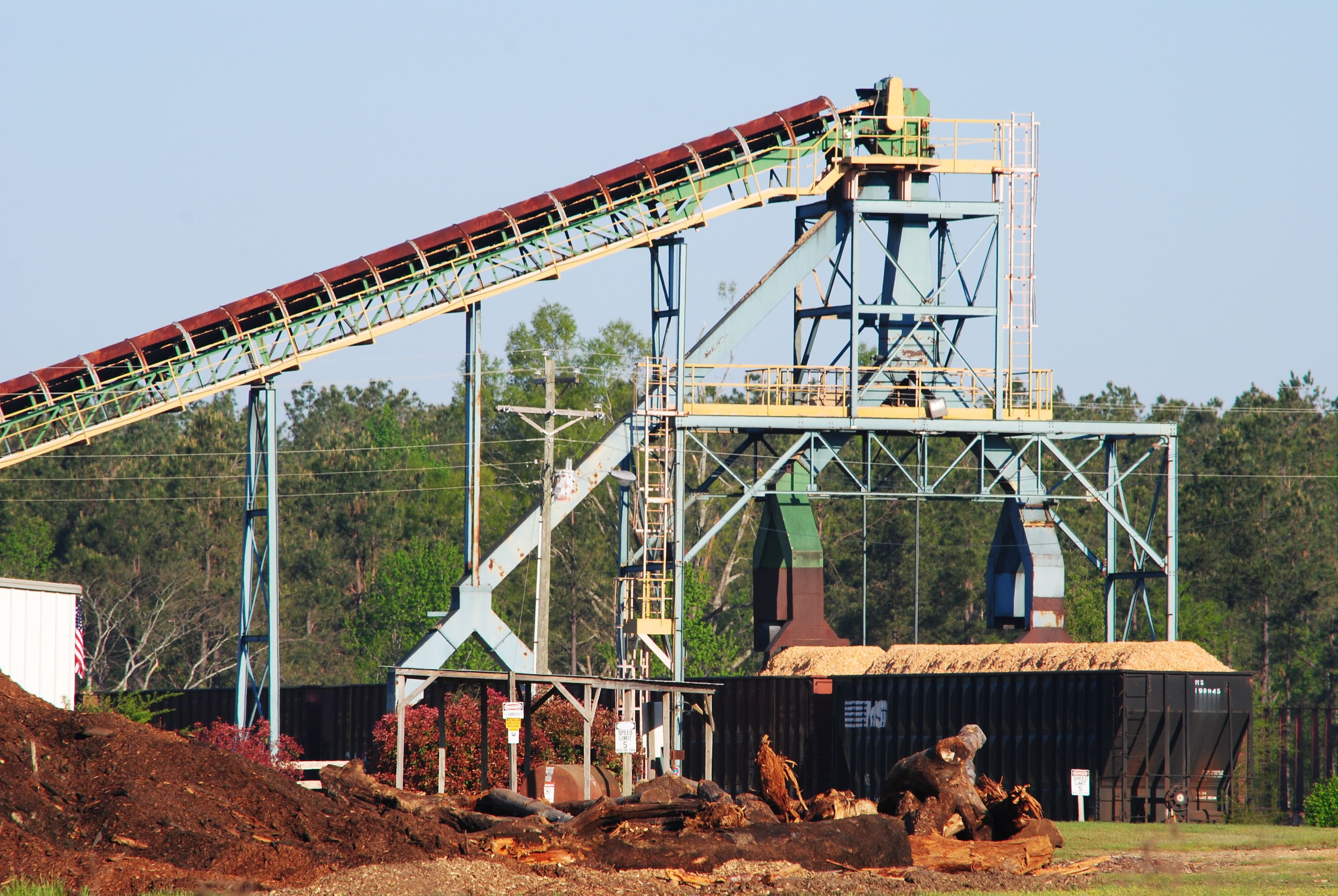 Wood chip loader